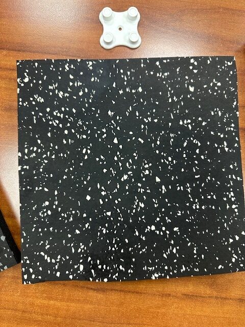 Fitnessi- ja jõusaali kummiplaadid mustad/valged 1000 x 1000 x 20 mm